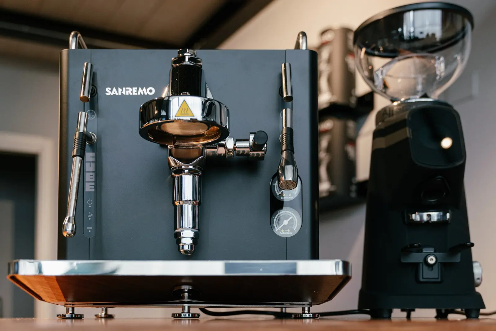 Navy Sanremo Cube with a grinder