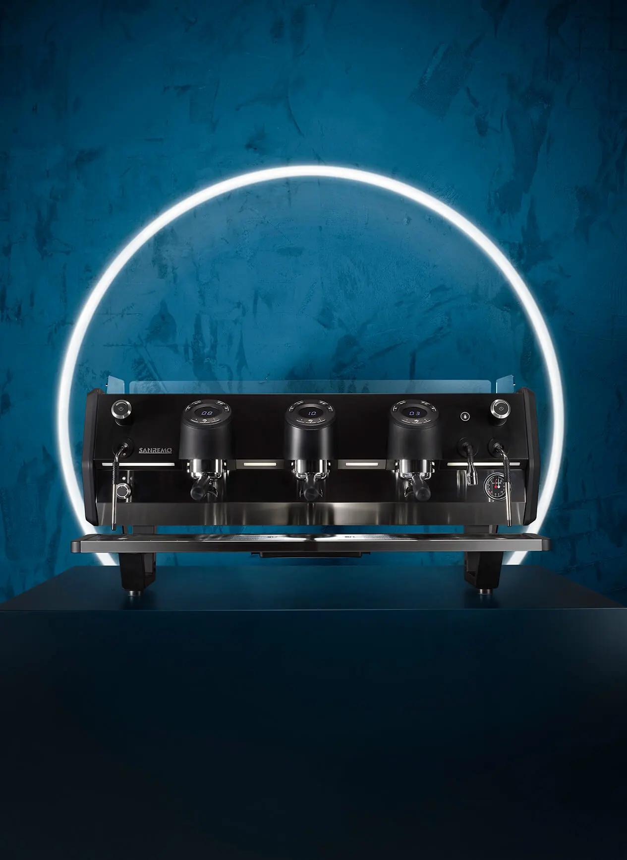 Czarny Sanremo D8 w neonowym kręgu