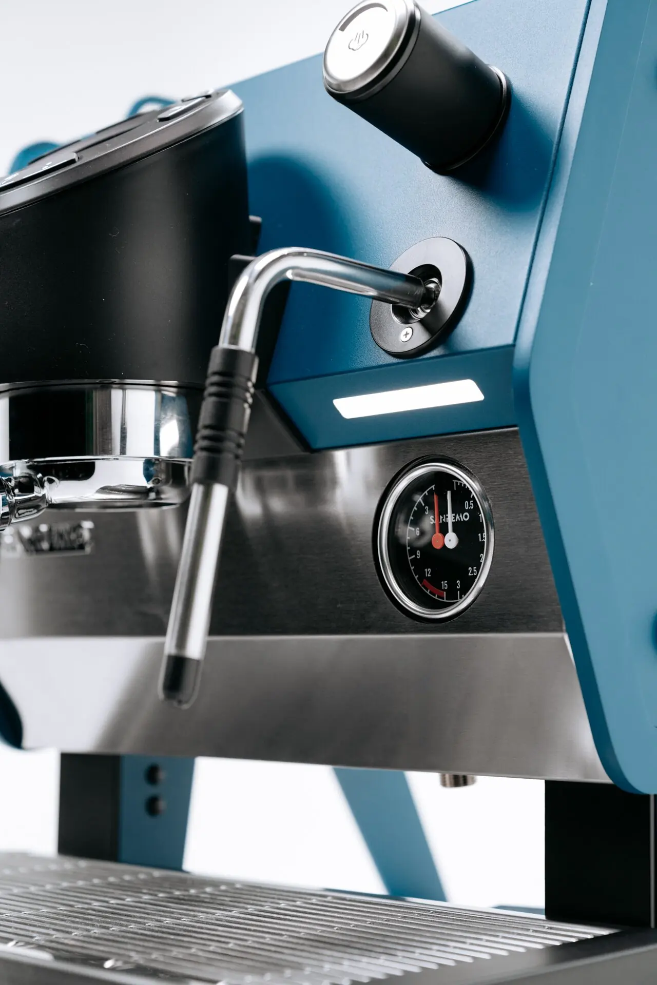 Pressure gauge and steam wand of the Sanremo D8 One