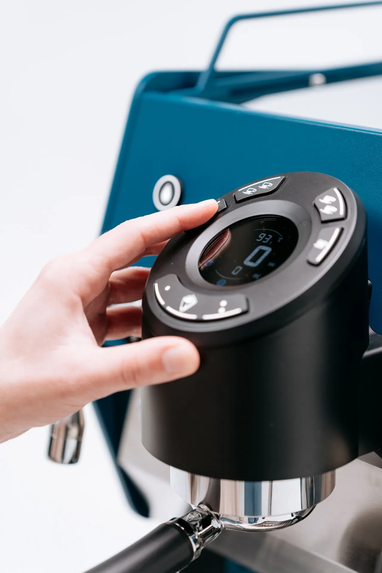 Barista setting parameters on the Sanremo D8 One display