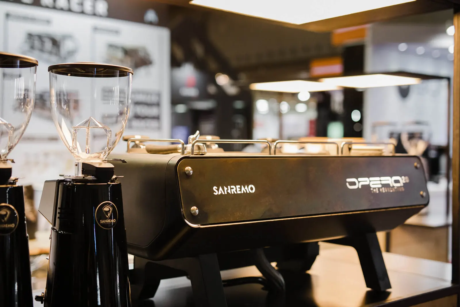 Sanremo Opera 2.0 z młynkami na stoisku targowym